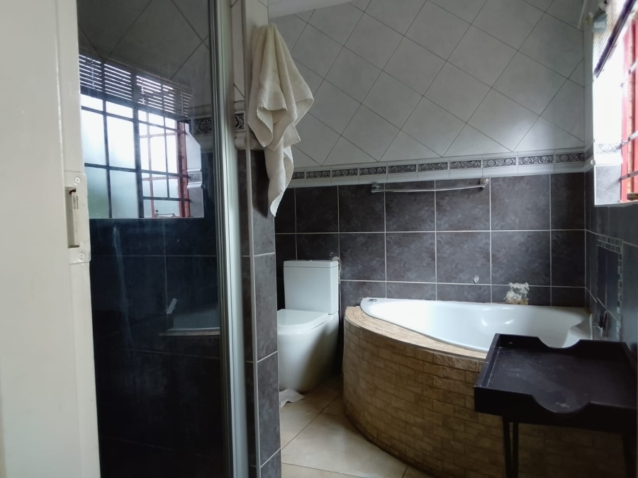 To Let 4 Bedroom Property for Rent in Safari Gardens North West